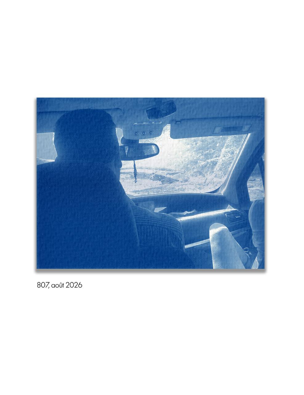 Cyanotype « 807 » : vue depuis l’intérieur d’une voiture, sur la route