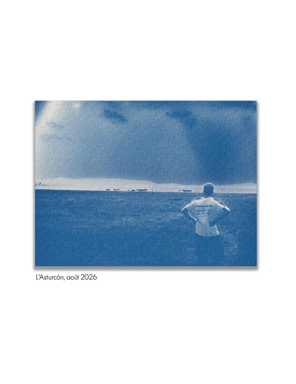 Cyanotype « L’Asturcón » : une silhouette face à un troupeau de chevaux dans un paysage ouvert