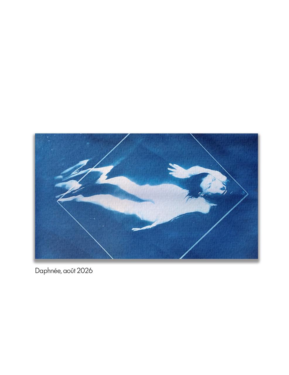 Cyanotype « Daphnée » : une nageuse sous l’eau, encadrée d’un trait géométrique